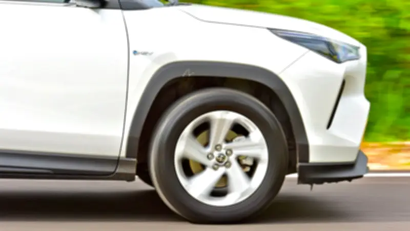 พวงมาลัยสั่นที่ความเร็วสูง 100-120 กม./ชม. สัญญาณเตือนล้อไม่สมดุล ควรตรวจสอบด่วน