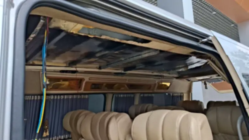 ตำรวจจับกุมหนุ่มขนยาไอซ์ 150 กิโล ซุกใต้ช่องลับหลังคารถตู้ รับค่าจ้างครั้งละ 1.5 แสนบาท