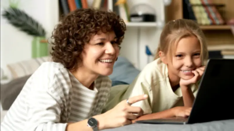 อังกฤษกระตุ้นผู้ปกครองคุยภัยออนไลน์กับลูก พร้อมพิจารณาแบนโซเชียลต่ำกว่า 16 ปี