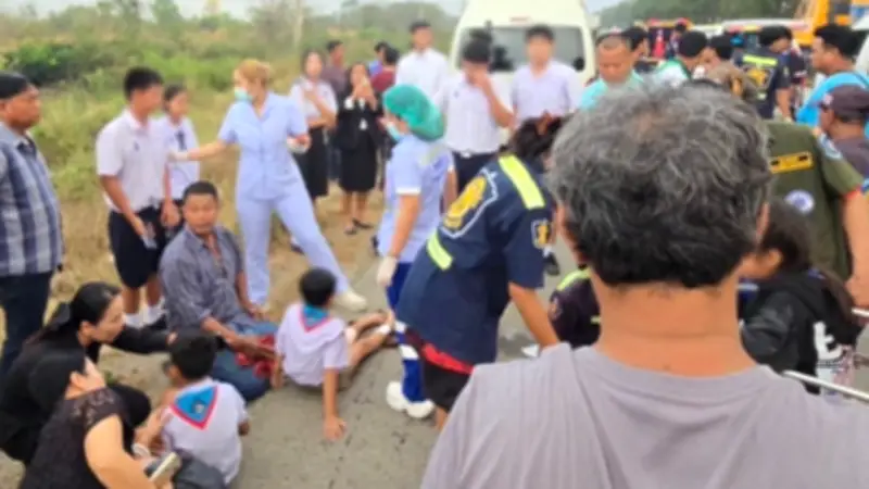 รถรับส่งนักเรียน 2 คันพุ่งชนกัน เสยท้ายรถพ่วง เด็กเจ็บ 25 ราย ที่สุพรรณบุรี