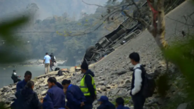 รถบัสเนปาลตกเหวลึก 200 เมตร เสียชีวิต 19 ศพ รวมนักท่องเที่ยวชาวอังกฤษ