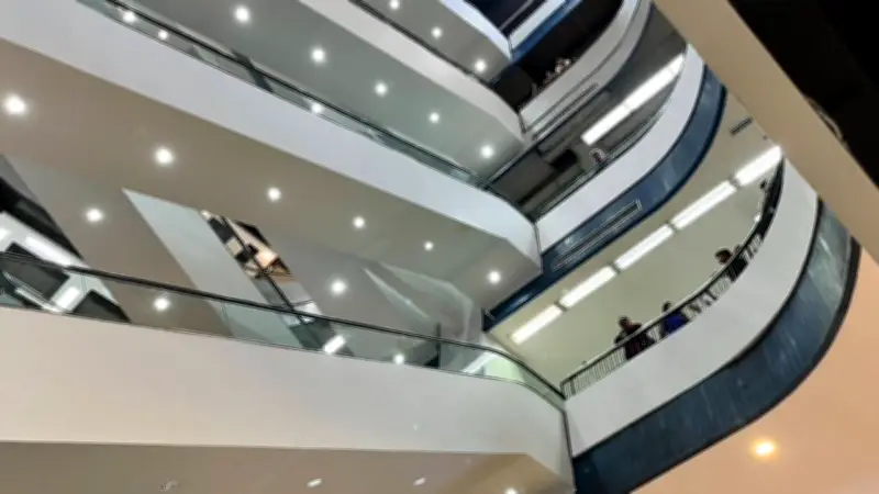 หญิงวัย 45 ปี พลัดตกจากชั้น 5 ห้างดังปทุมธานี อาการสาหัส หลังหลบหนีจากโรงพยาบาล