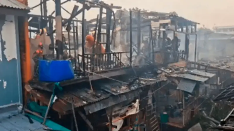 ไฟไหม้บ้านพักย่านจรัญสนิทวงศ์ 46 เจ้าหน้าที่ใช้เวลา 30 นาทีควบคุมเพลิง