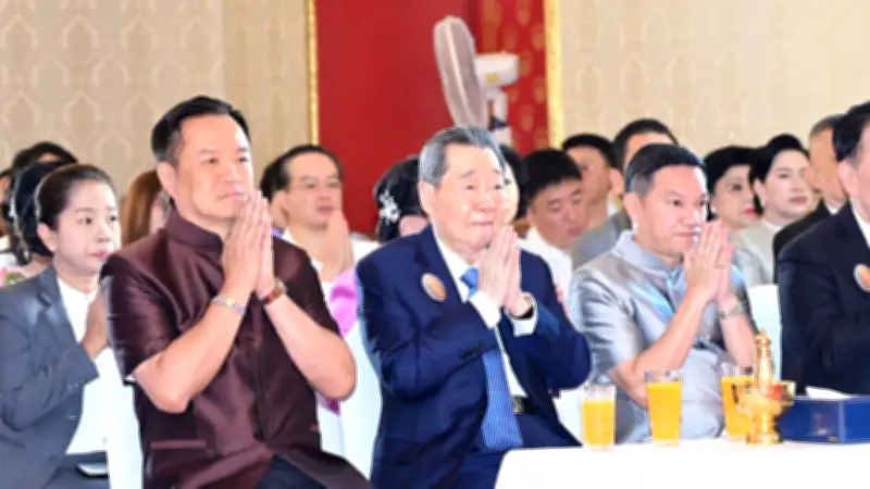 อนุทิน-ธนินท์ ร่วมพิธีเจริญพระพุทธมนต์ทำบุญอายุ 73 ปี สมเด็จธงชัย