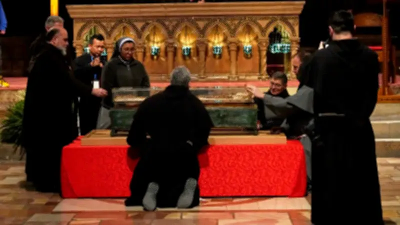 อิตาลีจัดแสดง 'กระดูกนักบุญฟรังซิส' ครั้งแรกในประวัติศาสตร์ เฉลิมฉลองครบ 800 ปีการมรณกรรม