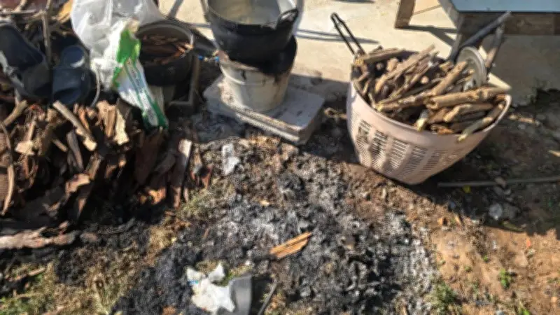 ยายวัย 81 พลาดล้มใส่กองไฟสาหัส ลูกชายป่วยติดเตียงเคาะสังกะสีขอความช่วยเหลือ