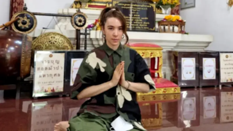 ปาล์มมี่ อีฟ ทำบุญ รพ.สงฆ์ แฟนๆ โฟกัสเลขบัตรคิว 91 หวังนำโชคหวย