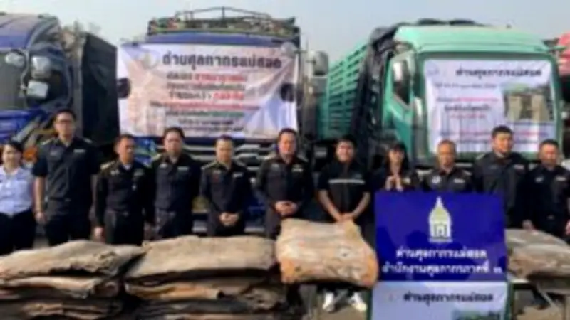 อุบัติเหตุรถบรรทุกพลิกคว่ำบนทางด่วนศรีรัช ส่งผลการจราจรติดขัดหนัก