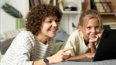 อังกฤษกระตุ้นผู้ปกครองคุยภัยออนไลน์กับลูก พร้อมพิจารณาแบนโซเชียลต่ำกว่า 16 ปี