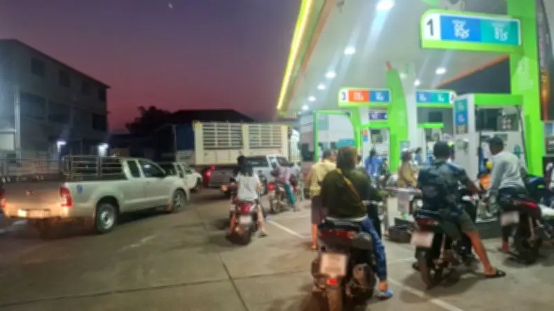 ชาวสุโขทัยรอเติมน้ำมันตั้งแต่ตี 3 ปั๊มจำกัดคันละ 500 บาท สถานการณ์ขาดแคลนยังวิกฤต