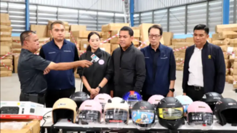 รัฐมนตรีอุตสาหกรรมนำทีม 'เต็มเหนี่ยว' บุกทลายคลังสินค้าเถื่อน 38 แห่ง ยึดของกลางไร้มาตรฐาน มอก. กว่า 300 รายการ