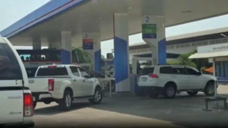 สุโขทัยวิกฤตขาดแคลนน้ำมัน ชาวบ้านรอคิวนาน 5 ชั่วโมง เติมดีเซลจำกัดคันละ 300 บาท