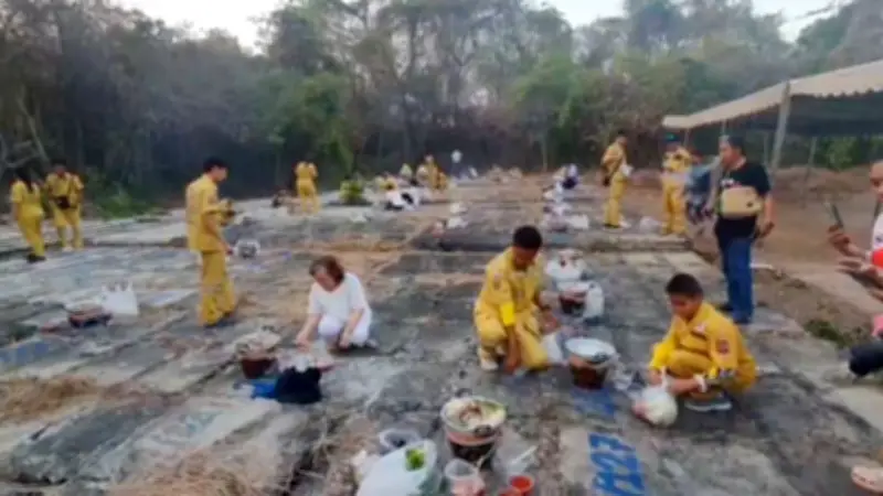 อินฟลูเอนเซอร์จัดหมูกระทะ 600 ชุดเลี้ยงผีไร้ญาติก่อนล้างป่าช้า ชลบุรี