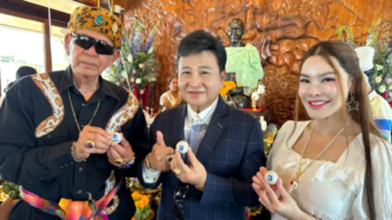 ฮือฮา! ศิลปินชื่อดัง-เซียนพระ ทำบุญวัดท่าผา ราชบุรี กราบไหว้แม่บุญเรือน ได้เลขเด็ด 693