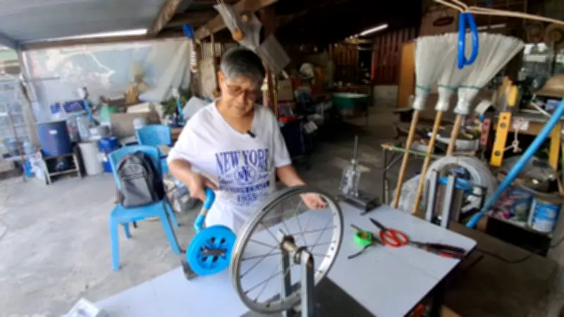 ลุงวัย 76 ปี ประดิษฐ์เครื่องรีดเส้นพลาสติกจากขวดเหลือใช้ ได้รับรางวัลระดับประเทศ