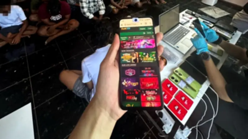 ตำรวจบุกทลายเครือข่ายเว็บพนัน '777' ในวิลล่าหรูพัทยา เงินหมุนเวียนปีละกว่า 700 ล้านบาท