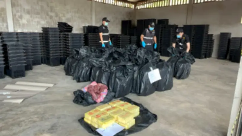 จับยาบ้า 8 ล้านเม็ดในแพร่! หนุ่มขับรถ 6 ล้อแจ้งตำรวจหลังพบถุงดำซุกในลังพลาสติก