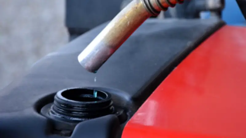 รัฐเตือนประชาชนอย่ากักตุนน้ำมัน ส่อผิดกฎหมาย-อันตราย ยืนยันมีเพียงพอ