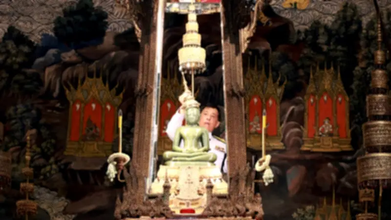 ในหลวง-พระราชินี เสด็จฯ ทรงเปลี่ยนเครื่องทรงพระแก้วมรกตจากฤดูหนาวเป็นฤดูร้อน