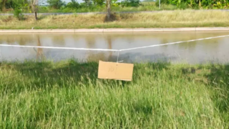 ชาวบ้านอ่างทองขึงเชือกจองพื้นที่ริมถนนข้าวสุก เตรียมขายของช่วงสงกรานต์