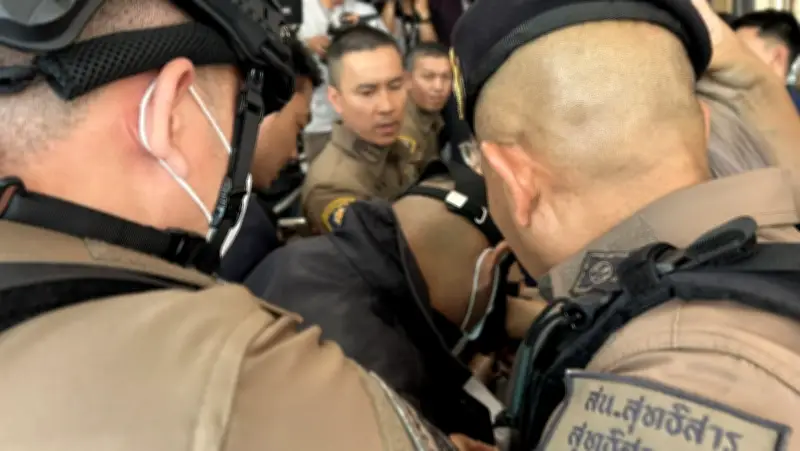 ตำรวจควบคุมตัว 'ภูเมธ' หรืออาร์ท ผู้ต้องหาคดีอุ้มฆ่าผู้จัดการบริษัทเครื่องมือแพทย์ มาสอบปากคำที่สน.สุทธิสาร