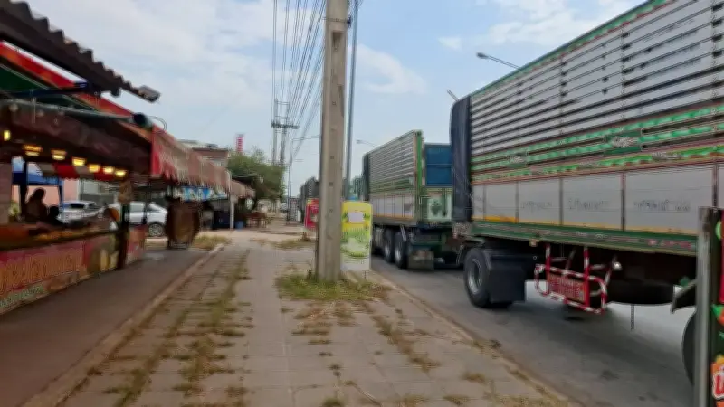 วิกฤตคิวนานเติมน้ำมันกระทบร้านค้าใกล้ปั๊ม จอดรถบังหน้าร้านจนขายของไม่ได้