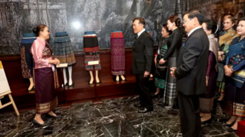 ในหลวง-พระราชินี เสด็จฯ เยือนลาวอย่างอบอุ่น พร้อมทอดพระเนตรผ้าไหมโบราณ