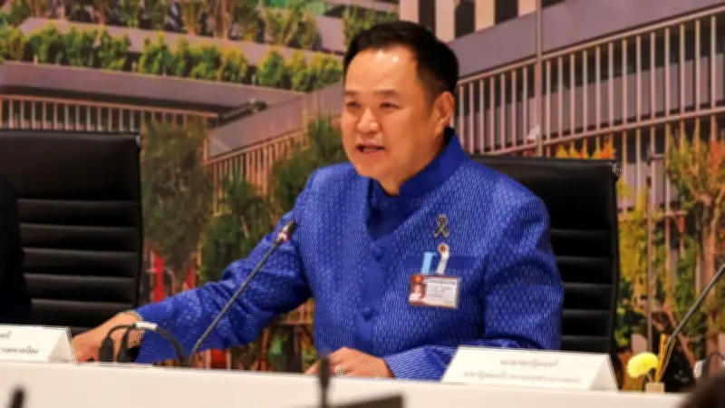 อนุทินประชุมศบก.ไม่พบตัวการตุนน้ำมัน พาณิชย์เผยสินค้าขยับขึ้นราคา