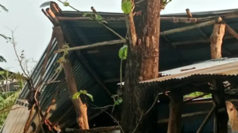 พายุฤดูร้อนถล่มอุตรดิตถ์ ฝนหนักลูกเห็บตก หลังคาบ้านเรือนเสียหายหลายหลัง
