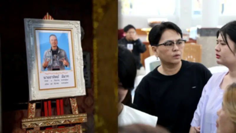 ฌาปณกิจ 'เหน่ง เหม่งจ๋าย' เต็มไปด้วยความเศร้า ไอซ์ ภรรยาร้องไห้หนัก อดีตภรรยาและลูกสาวช่วยปลอบ