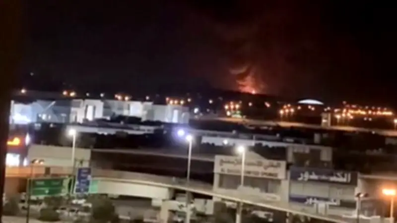 โดรนโจมตีแทงก์น้ำมันสนามบินคูเวต ไฟไหม้รุนแรง ควันดำพวยพุ่ง