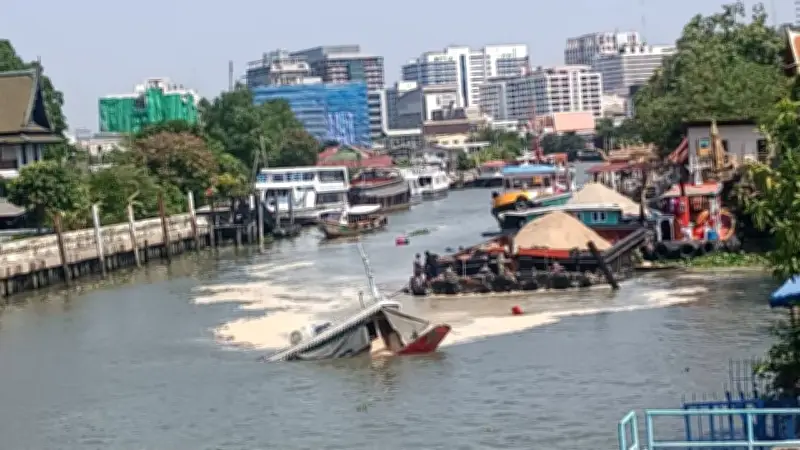 ระทึก! เรือขนทรายและเรือลากจูงล่มในคลองบางกอกน้อย เจ้าหน้าที่เร่งช่วยเหลือ