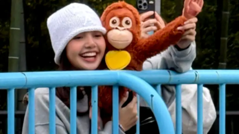 ลิซ่า BLACKPINK เยือนญี่ปุ่น แวะทักทาย 'พันช์คุง' ลูกลิงหิมะไวรัล โมเมนต์น่ารักละลายใจแฟนๆ