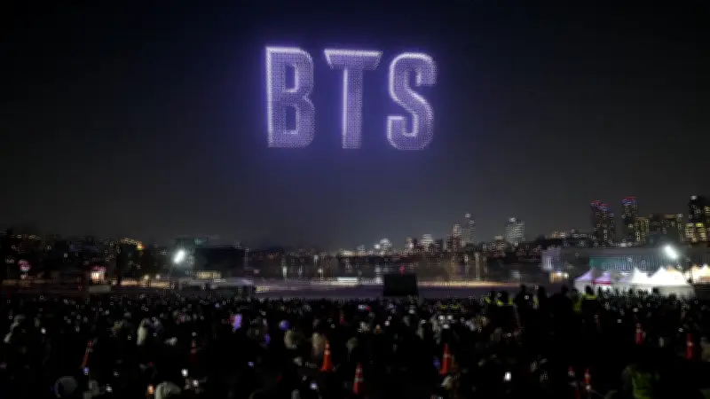 BTS คัมแบ็กสะเทือนโซล! โดรน 2,000 ลำ แสดงภาพสมาชิกกลางฟ้าก่อนคอนเสิร์ตใหญ่