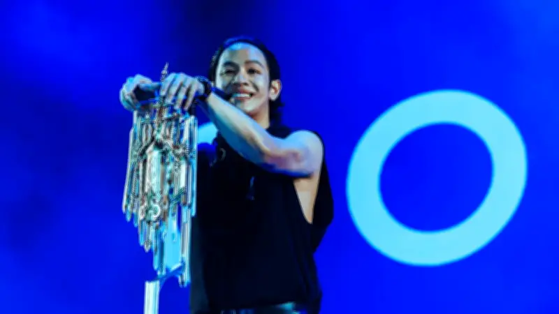 เปิดประวัติ 'โอม Cocktail' จากนักร้องนำสู่ผู้บริหาร GeneLab ก่อนประกาศยุติบทบาทสะเทือนวงการ