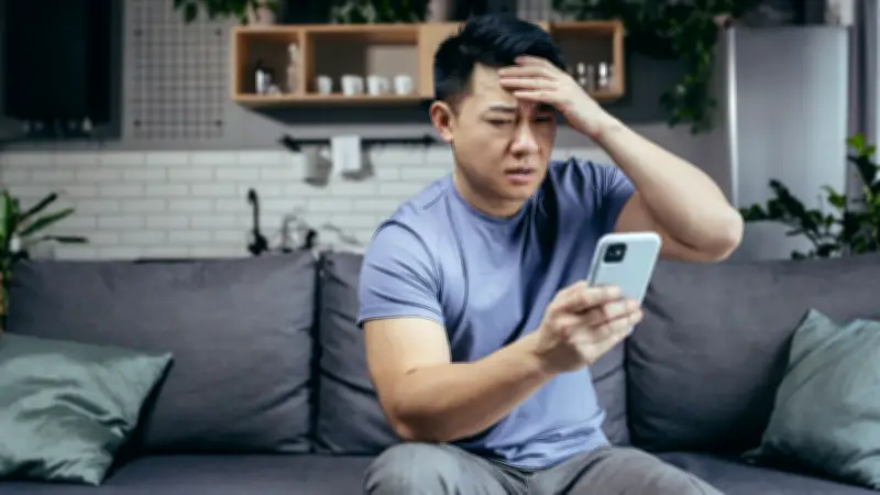 จิตแพทย์แนะวิธีรับมือความเครียดจากข่าวสงครามตะวันออกกลาง ป้องกัน Doomscrolling