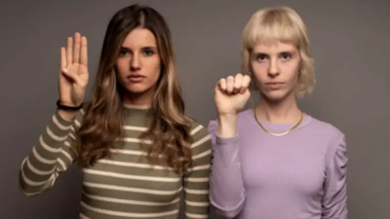 รู้จัก “สัญญาณมือ SOS” วิธีขอความช่วยเหลือแบบเงียบๆ ที่ได้รับการยอมรับทั่วโลก