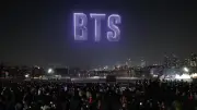 BTS คัมแบ็กสะเทือนโซล! โดรน 2,000 ลำ แสดงภาพสมาชิกกลางฟ้าก่อนคอนเสิร์ตใหญ่