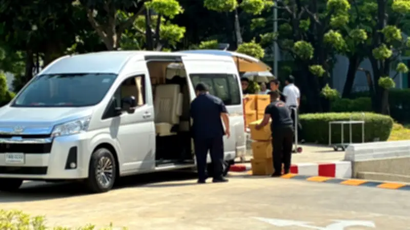 ป.ป.ช.ขนสำนวน 10 ลัง ใช้รถตู้ 3 คัน ยื่นคดี 44 สส.พรรคก้าวไกลต่อศาลฎีกา