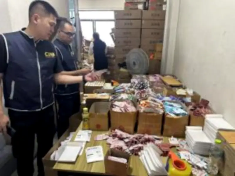 บุกค้นบ้านผู้ต้องหาคดียาเสพติดยึดทรัพย์สินกว่า 10 ล้าน