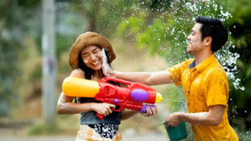 รวม 100 แคปชั่นสงกรานต์ 2569 กวนๆ น่ารักๆ โดนใจ โพสต์โซเชียลเรียกไลค์รัวๆ