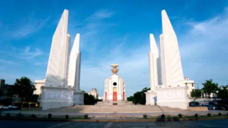 ศาลอุทธรณ์ยืนจำคุก 12 เดือน 'สายน้ำ-ออย' พ่นสีอนุสาวรีย์ประชาธิปไตย