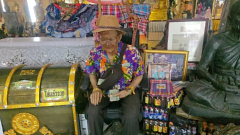 คู่รักหนุ่มสาวกราบไหว้ 'ตาทองงิ้วราย' ขอเลขเด็ดก่อนลุ้นหวย 16/4/69