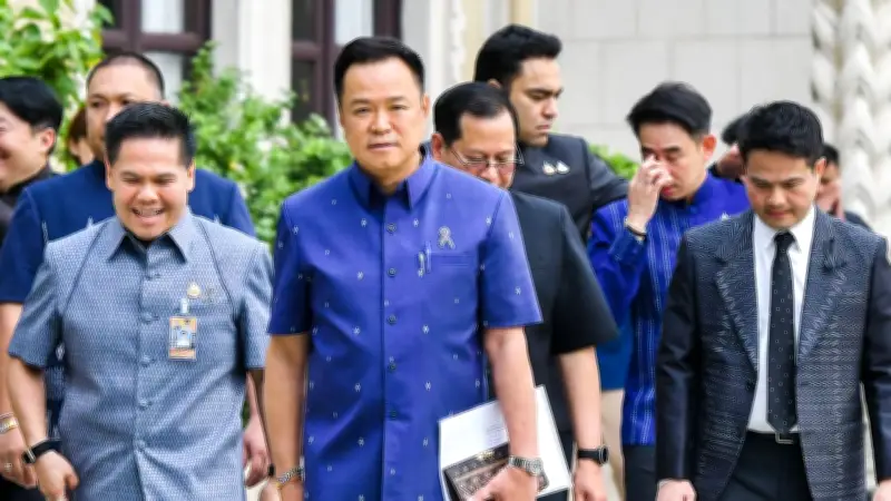 นายกฯ อนุทิน เรียก 2 รองนายกฯ คุยก่อนประชุม ครม. เตรียมถก พ.ร.ก.กู้เงิน 5 แสนล้าน