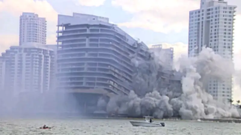 ไมอามีถล่มโรงแรมหรู 23 ชั้นใน 20 วินาที เปิดทางโครงการอัลตราลักชัวรีใหม่