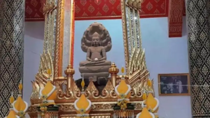 คอหวยแห่กราบไหว้หลวงพ่อศิลา วัดทุ่งเสลี่ยม จุดธูปขอเลขเด็ด 2/4/69