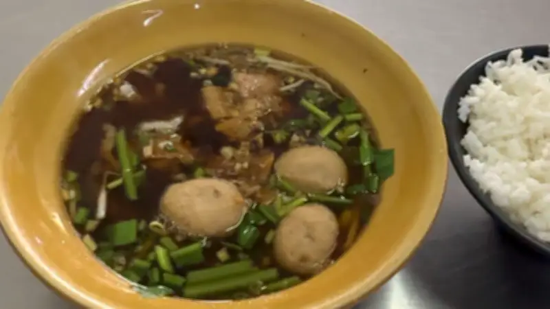 ราชาเนื้อตุ๋น อุดมสุข 25 ตำนาน 40 ปี เกาเหลาหม้อดินเด็ด 100 บาทมีทอน