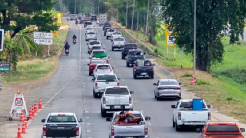 ขากลับสงกรานต์! การจราจรบนถนน 304 โคราชหนาแน่น แต่ยังเคลื่อนตัวได้