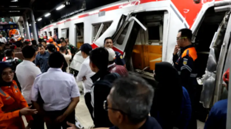 รถไฟชนประสานงาชานกรุงจาการ์ตา ดับ 4 เจ็บหลายสิบ