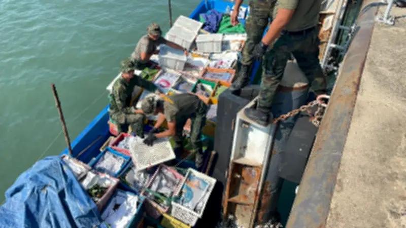 ศรชล.ตราดจับกุมเรือลักลอบขนสินค้าจำเป็น 5 ลำ มูลค่ากว่า 5 แสนบาท ส่งกัมพูชา
